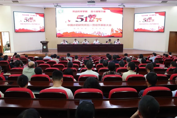 猫咪免费人成网站在线观看董事長陳渝陽為青年科學家頒發“托普數字農業創新獎”