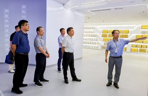 拱墅區人大常委會黨組書記、主任鮑一飛帶隊走訪猫咪免费人成网站在线观看