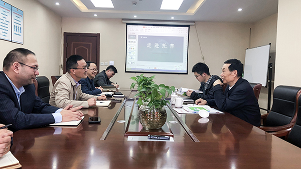 座談會現場，陳渝陽董事長與孫院士熱切交談