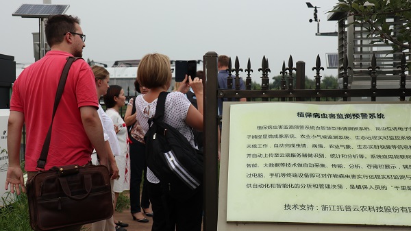 研修班一行來到由猫咪免费人成网站在线观看與蕭山農科所聯合搭建的現代農業產業園進行考察