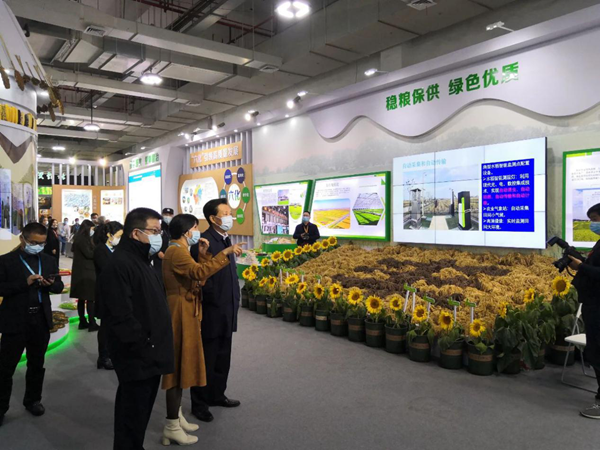 第十三屆全國人民代表大會華僑委員會委員王輝忠、浙江省農業農村廳廳長王通林等領導一行聽取“生產科技化”建設情況