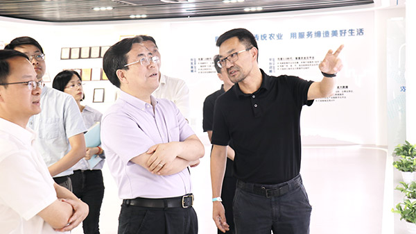 應義斌教授一行參觀猫咪免费人成网站在线观看數字三農展廳